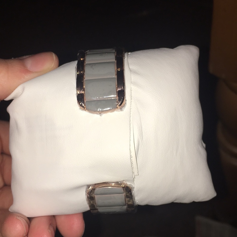 Watch! - Picture 3 of 3